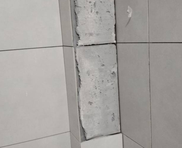 库伦瓷砖空鼓维修公司分享下瓷砖施工前基层浇水润湿程度不足，可能导致以下问题